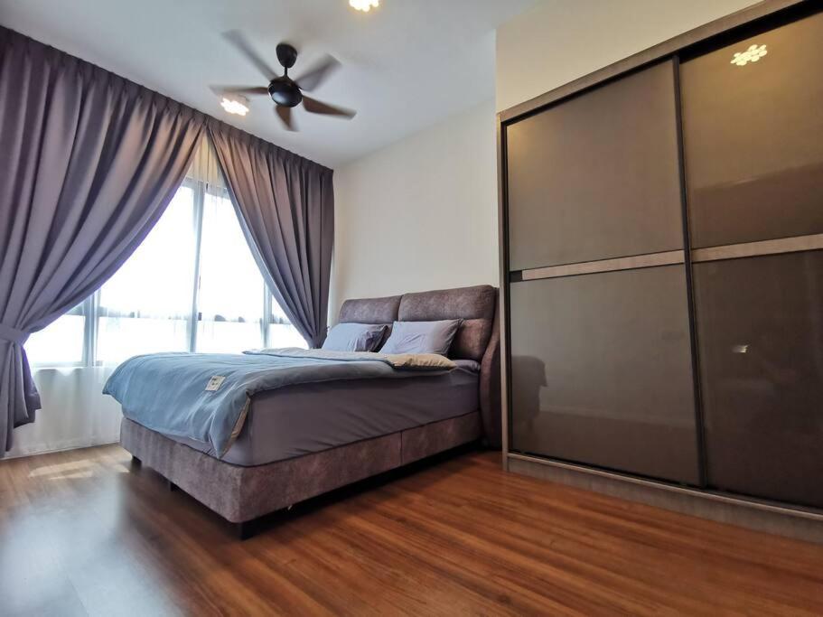 Cardiff 3 Bedroom Millerz Square, Midvalley Apartment