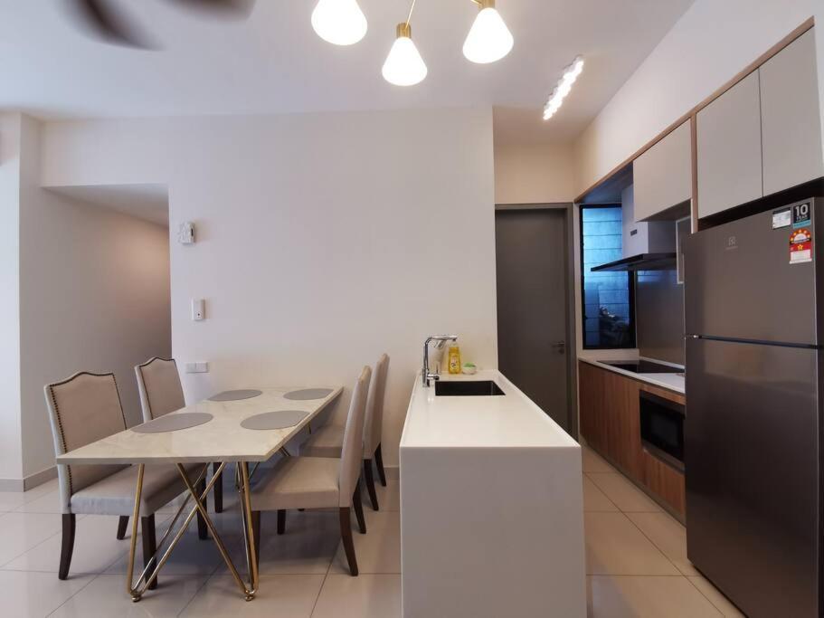Pangsapuri Cardiff 3 Bedroom Millerz Square, Midvalley *