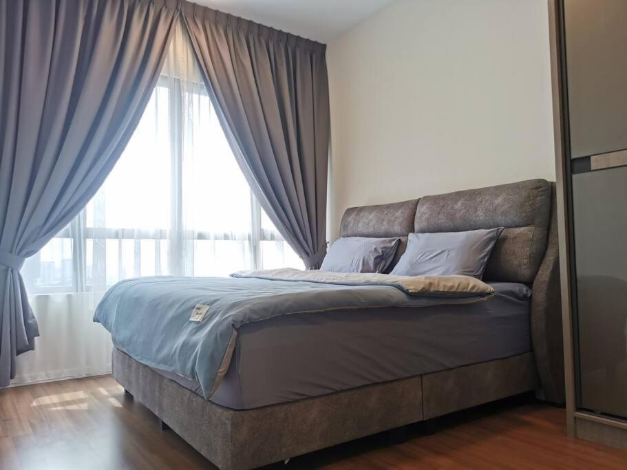 Cardiff 3 Bedroom Millerz Square, Midvalley Pangsapuri