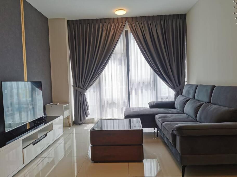 Cardiff 3 Bedroom Millerz Square, Midvalley Pangsapuri